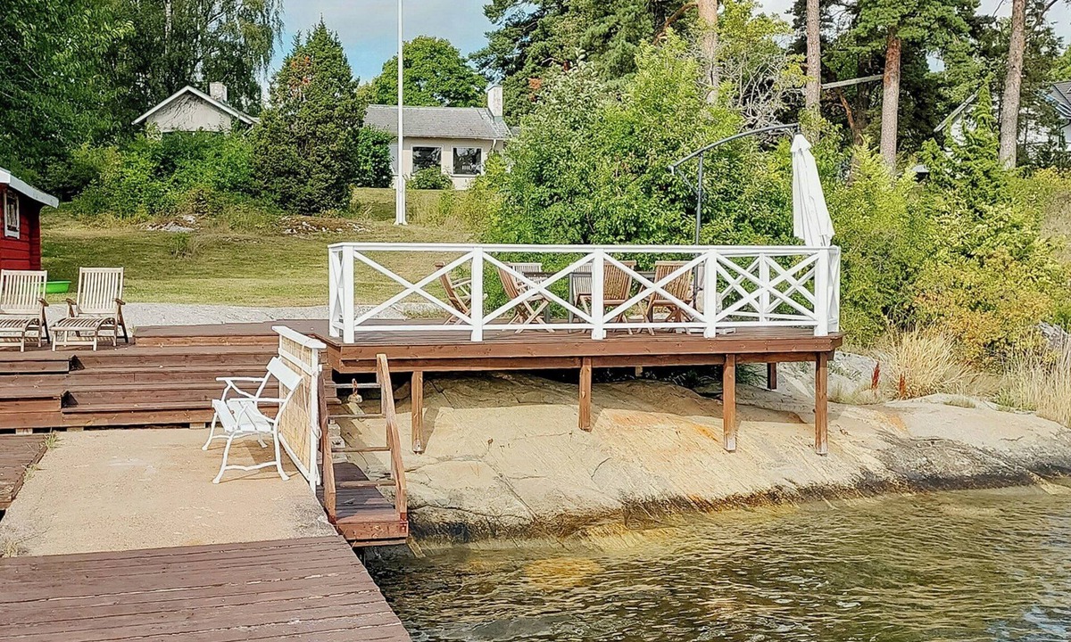 Akersberga House | Archipelago home with garden and private dock