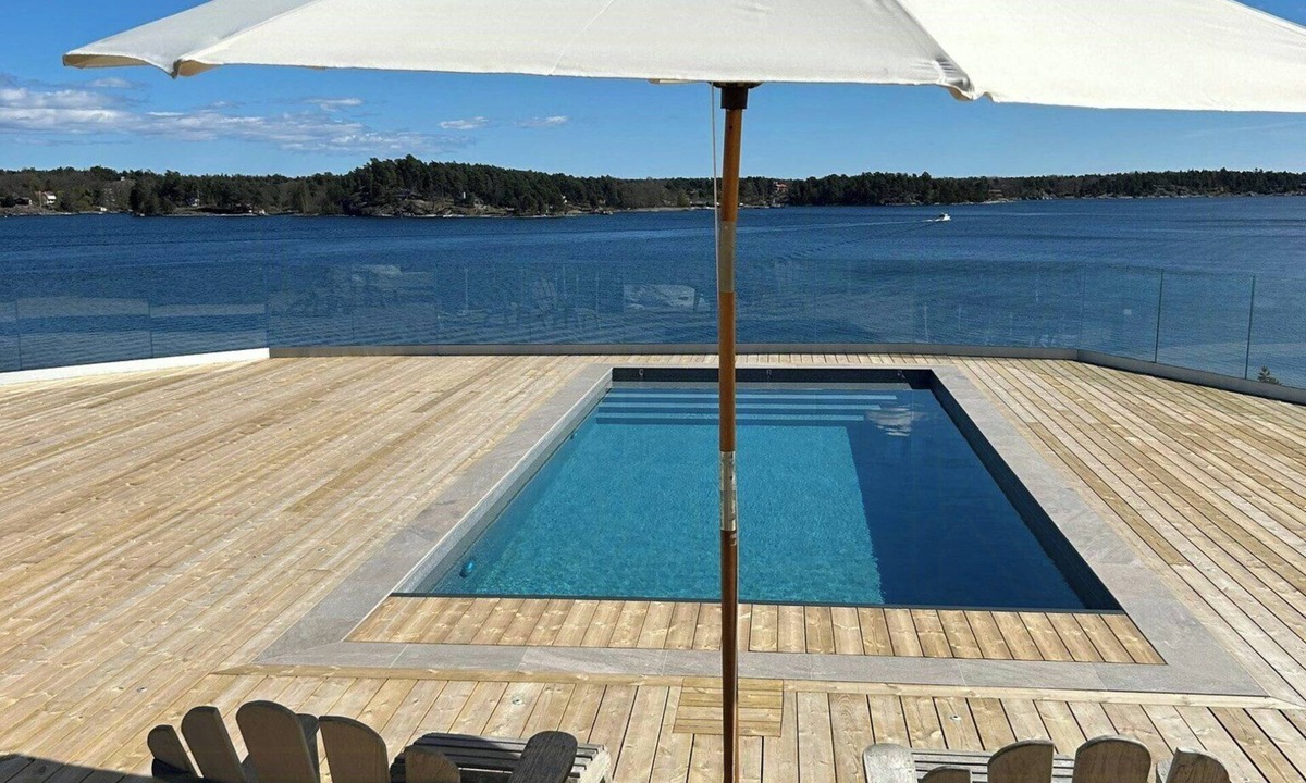 Varmdo House | Archipelago house with pool and sauna by the sea