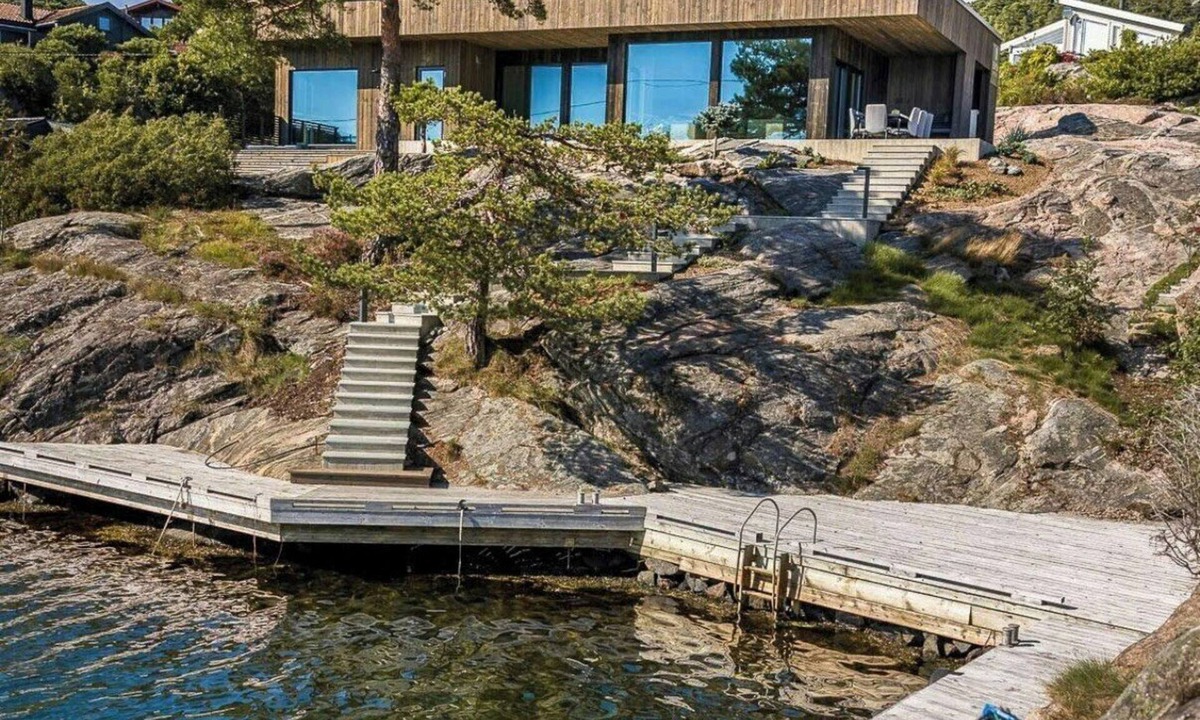 Mandal House | Architect-designed cottage with dock in Dalskilen