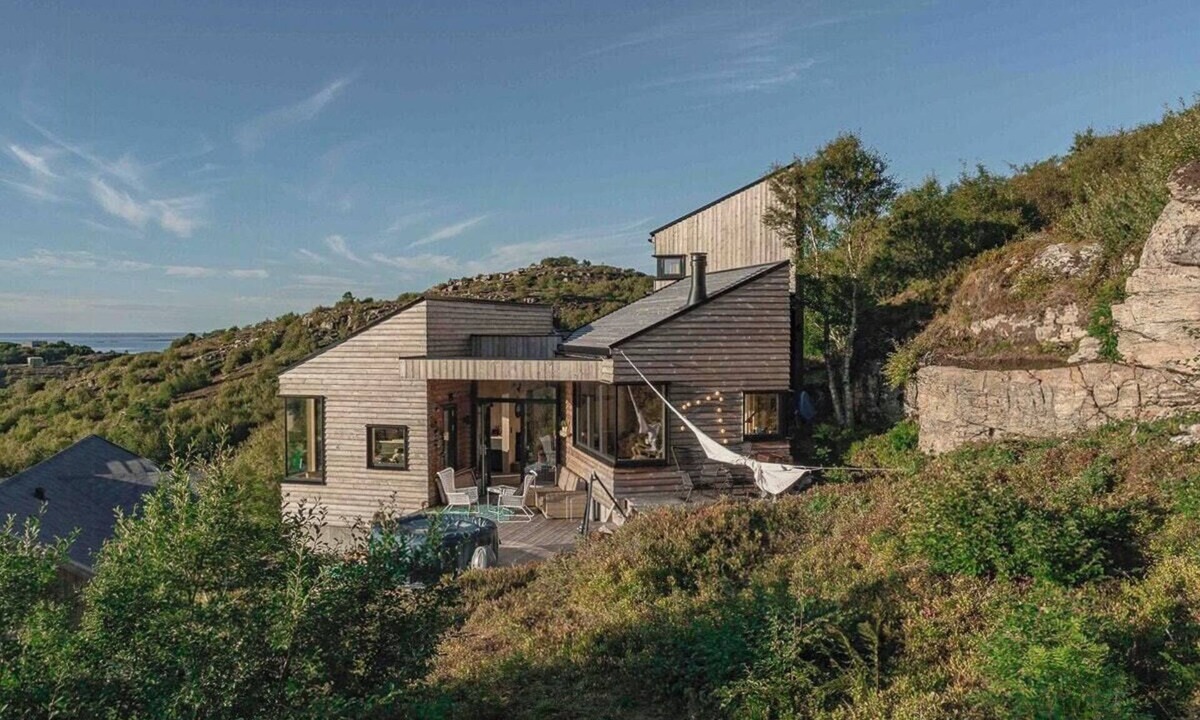 Stokkoya House | Architect drawn cabin between sea and mountain