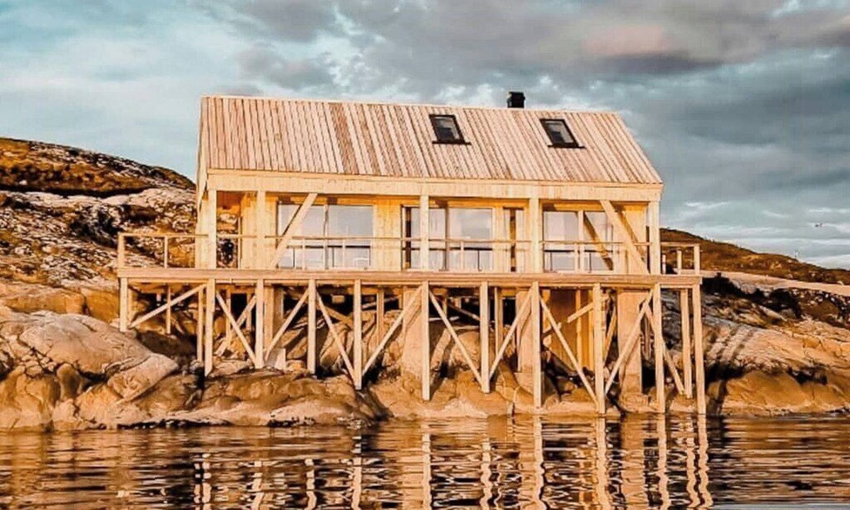 Kvenvær House | Architectural gem on rocks in Kvenvær