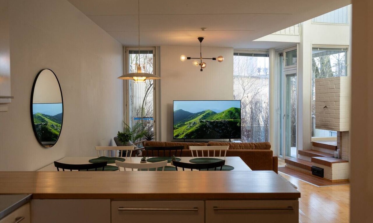 Keskinen District Villa | Architectural townhouse with sauna and patio