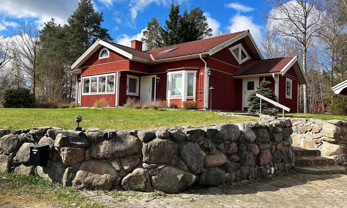 Northern Stockholm County Villa | Architectural Villa with 3 Fireplaces, Countryside