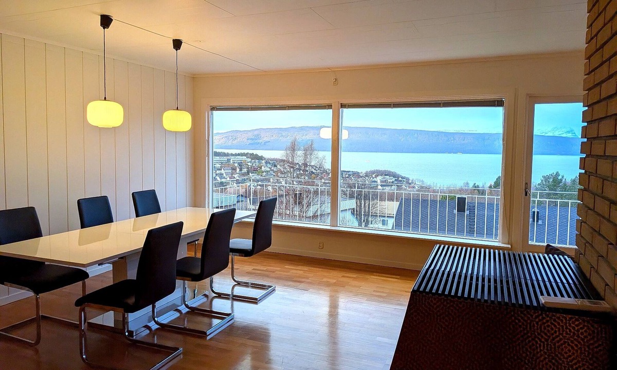 Narvik House | Aurora Fjord View Escape Narvik, garden, sleeps 10
