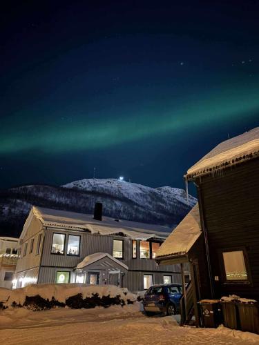Tromsdalen Apartment | Aurora Stay - Cathedral and Cablecar view