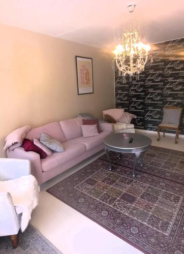 Kotka Apartment | Avara kolmen makuuhuoneen huoneisto lasitetulla parvekkeella ja 2 WCllä