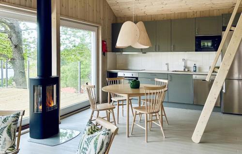 Vastra Gotaland House | Awesome Home In Myggenäs With Sauna