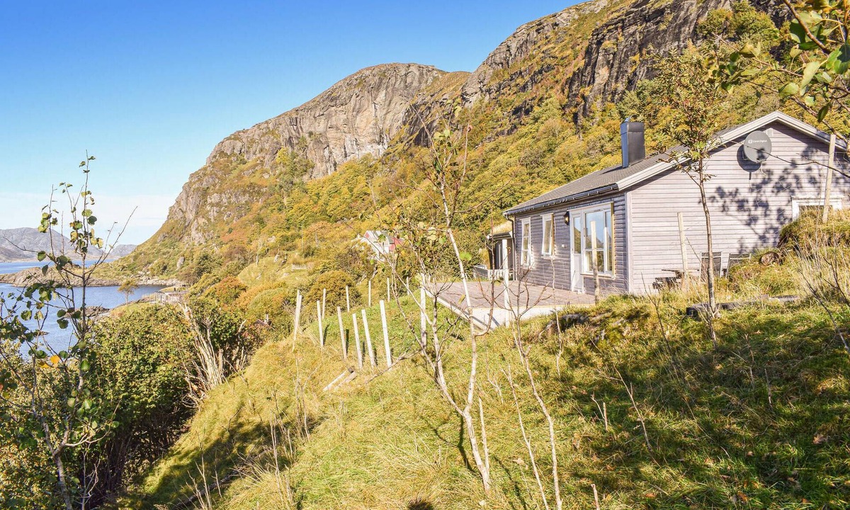 Flora Municipality House | Awesome home in Tansøy with house a mountain view