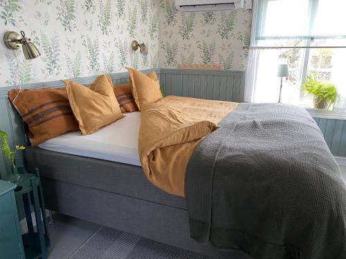 Falkenberg Bed & Breakfast | B&B Bland ormbunkar och rosor