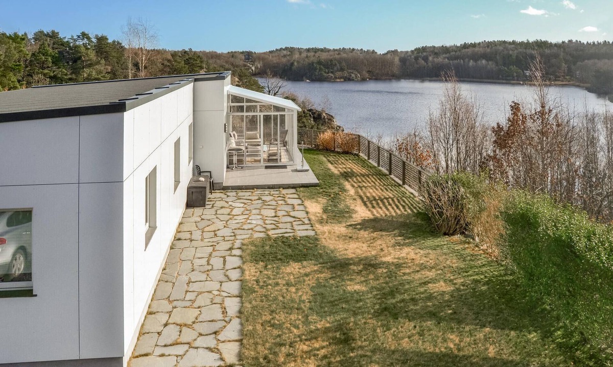 Lillesand House | Beach front home in Brekkestø with WiFi