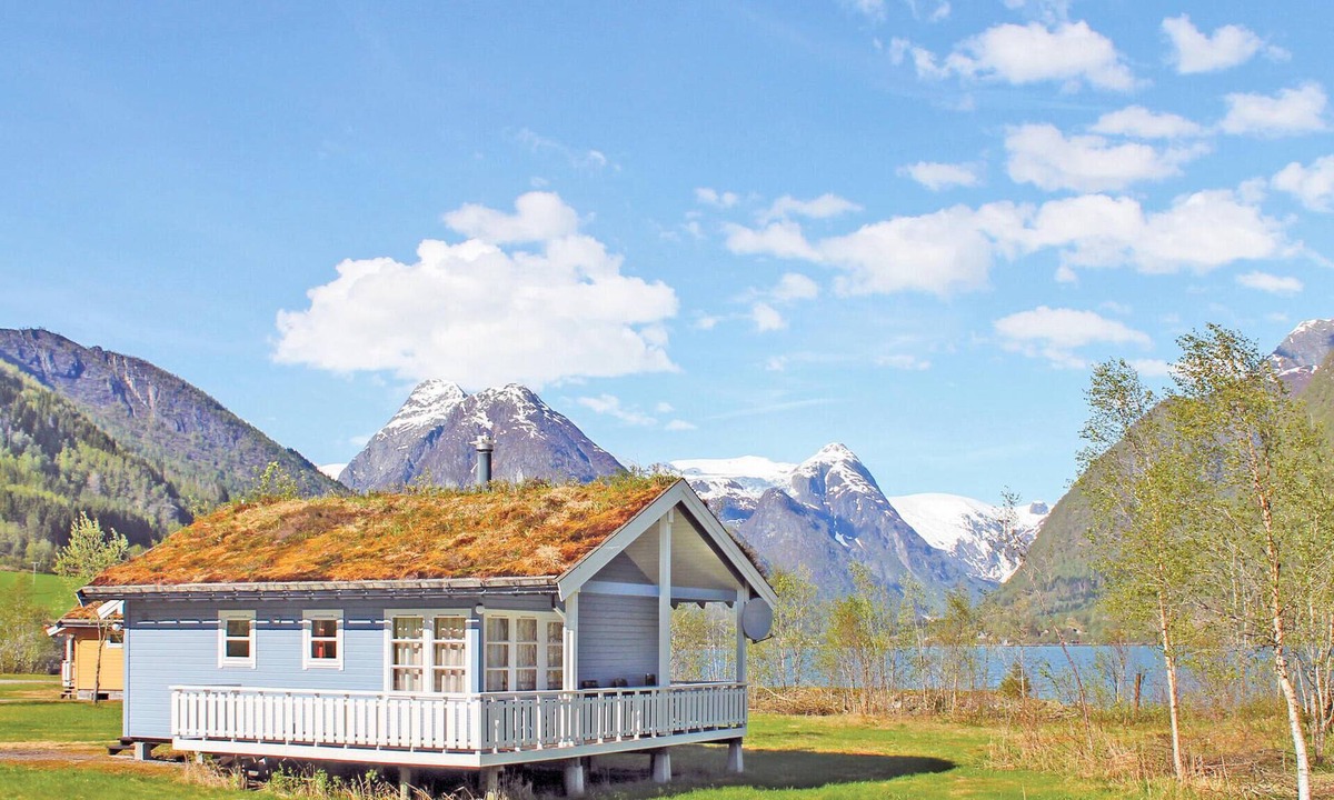 Fjaerland House | Beach front home in Fjærland with house sea view