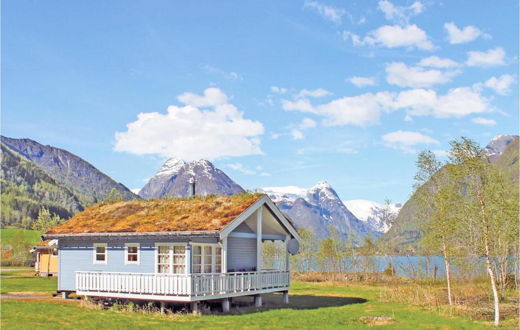 Fjaerland House | Beach Front Home In Fjærland With House Sea View