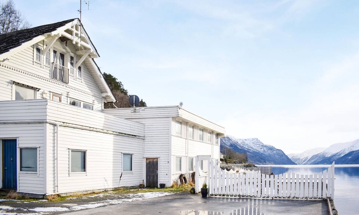 Ullensvang House | Beach front home in Hovland with sauna