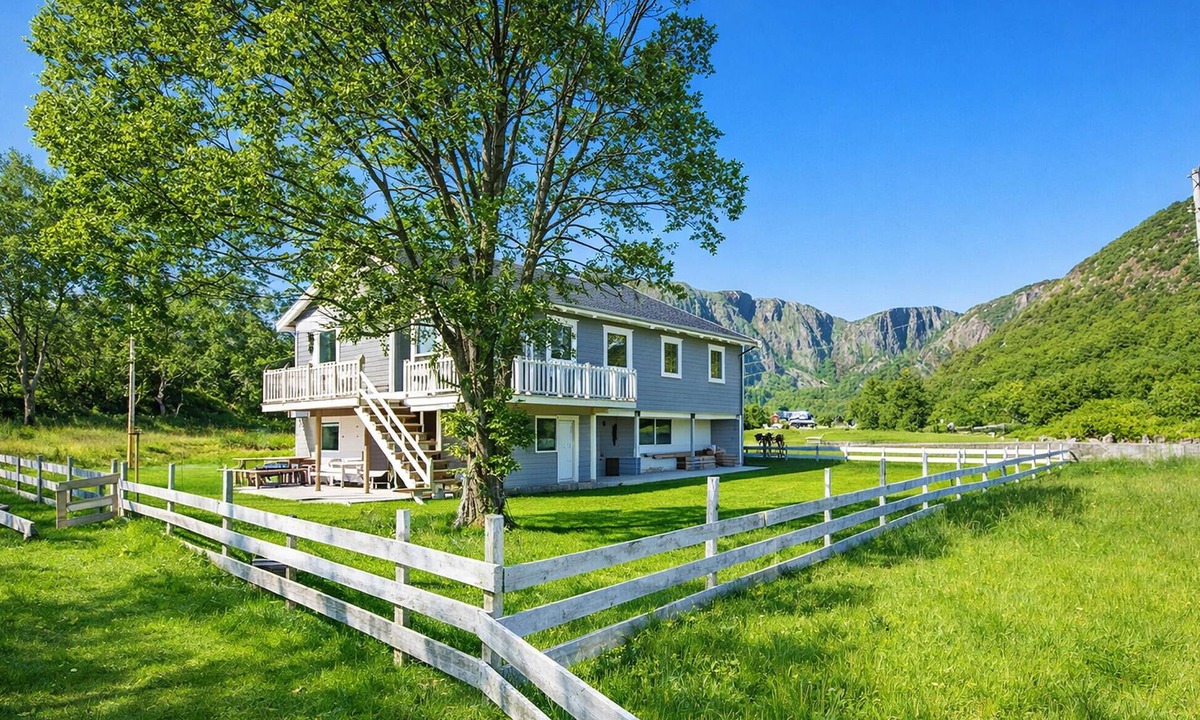 Luroy House | Beach front home in Nordnesøy with house a panoramic view