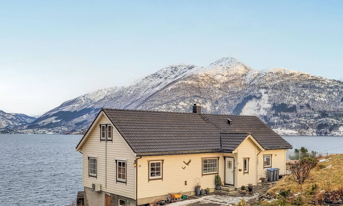 Hardangerfjord House | Beach front home in Tørvikbygd with WiFi
