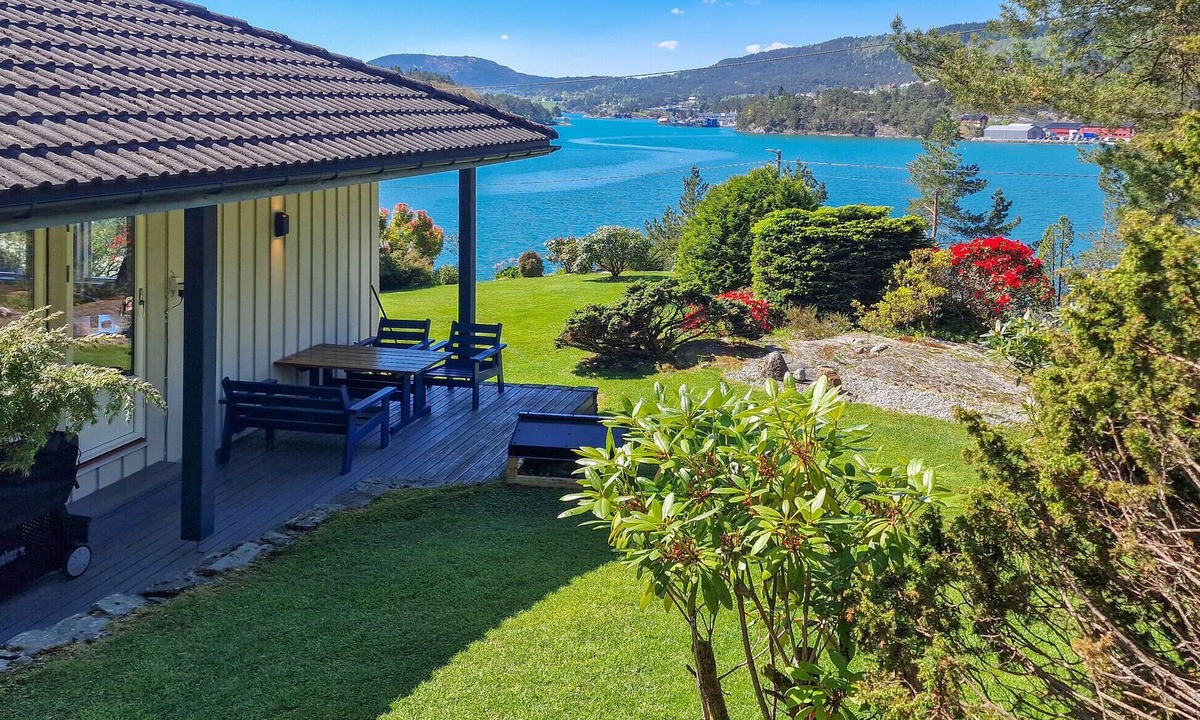 Kvinnherad House | Beach front home in ølve with WiFi