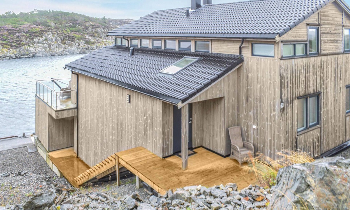 Selbjorn House | Beach front home in Stolmen with WiFi