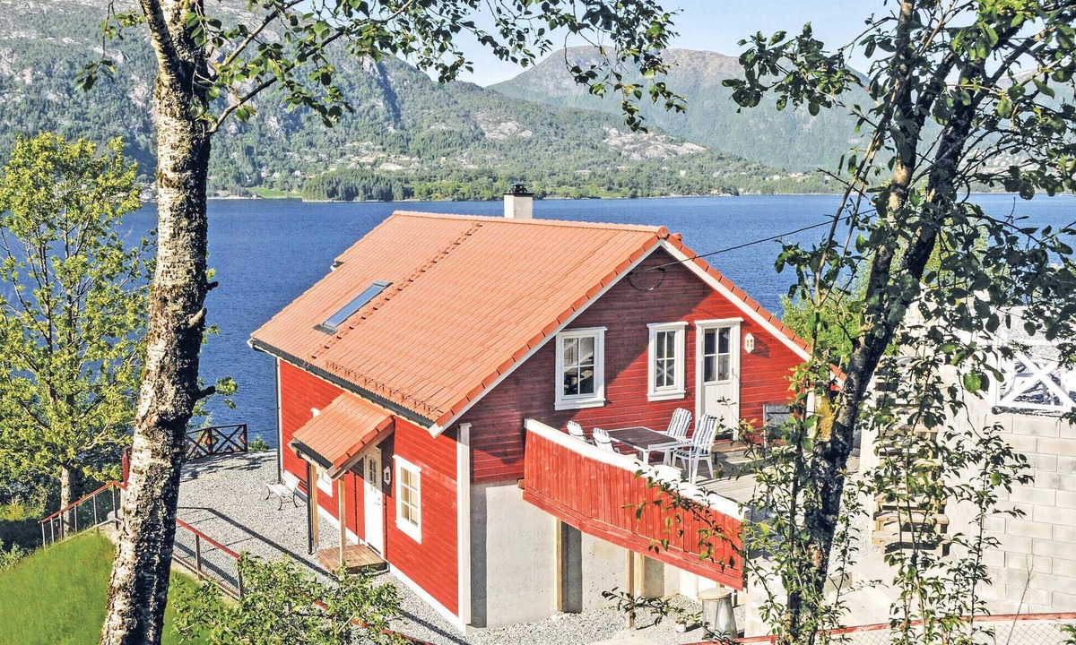 Vaksdal Municipality House | Beach front home in Vaksdal with house sea view