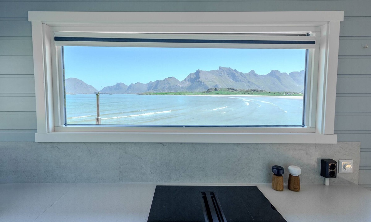 Flakstad Cottage | Beach side HeiaHytta in Fredvang
