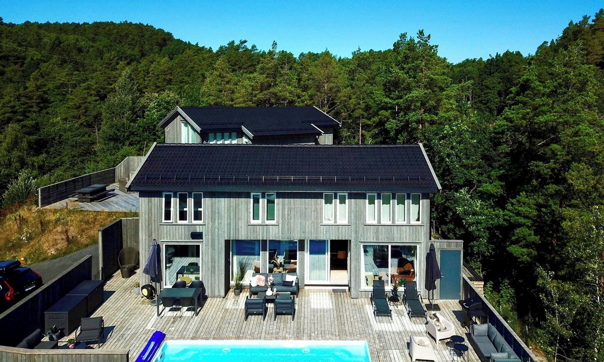 Sogne House | Beach villa with pool and boat dock near Trysnes