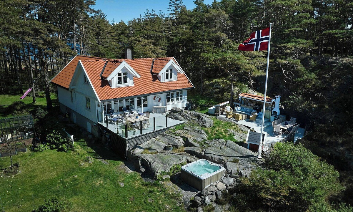 Hvaler House | Beachfront gem with outdoor kitchen in Hvaler