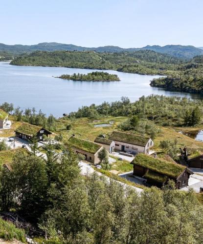 Vinje House | Beautiful Architecture By Vågslidvatnet Lake