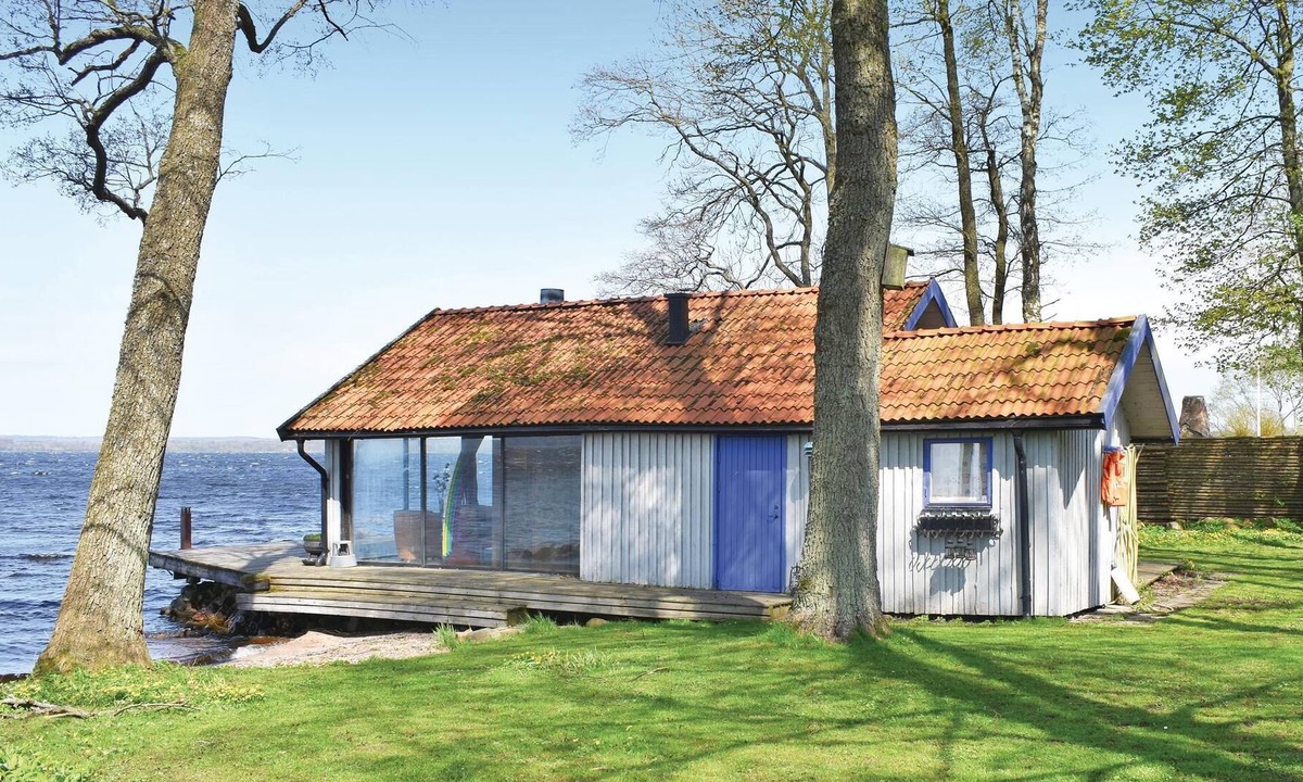 Horby House | Beautiful cottage on a lakeside property with wood-burning stove, sauna and beautiful view of lake R