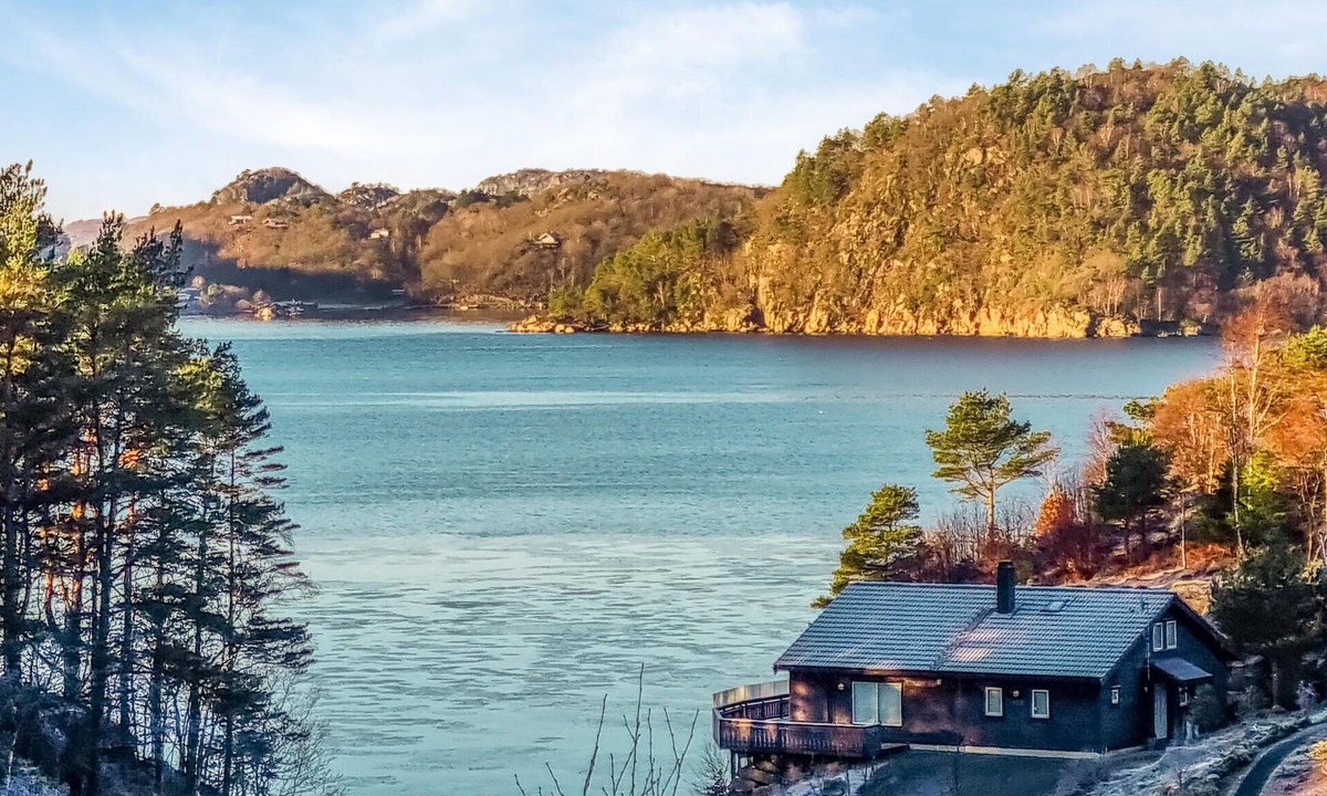 Lyngdal House | Beautiful cottage on a sunny and sheltered plot with panoramic views.