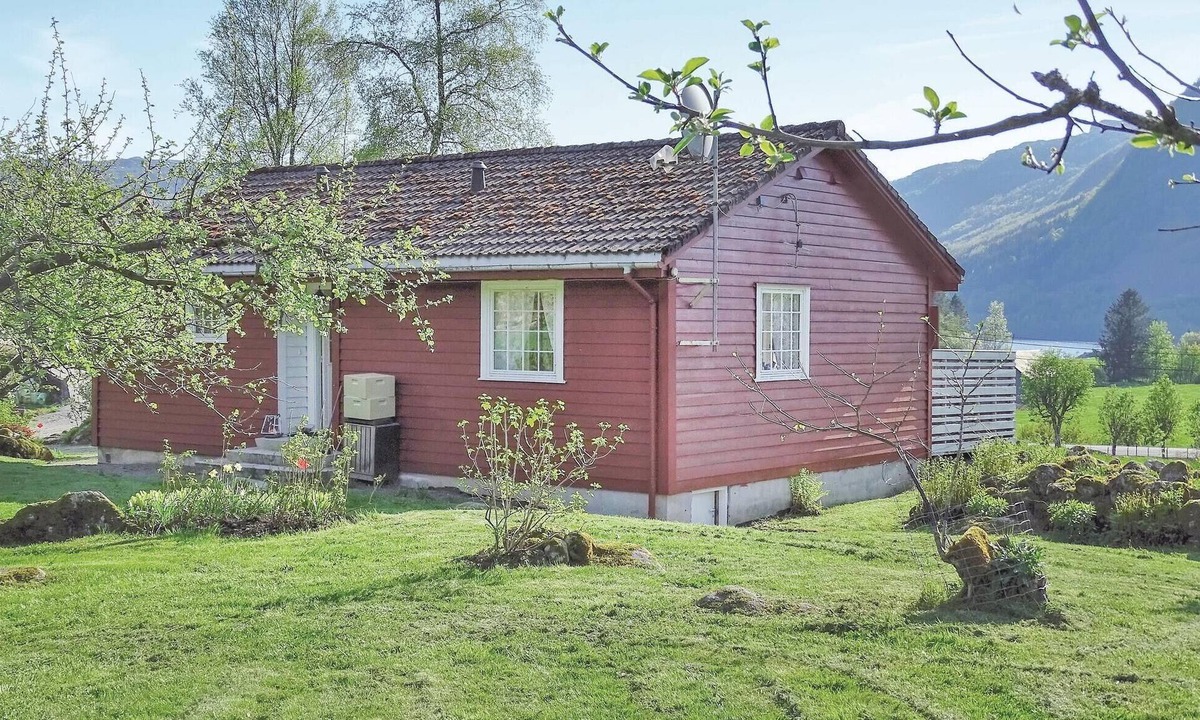 Hovsherad House | Beautiful home in Hovsherad with house sea view