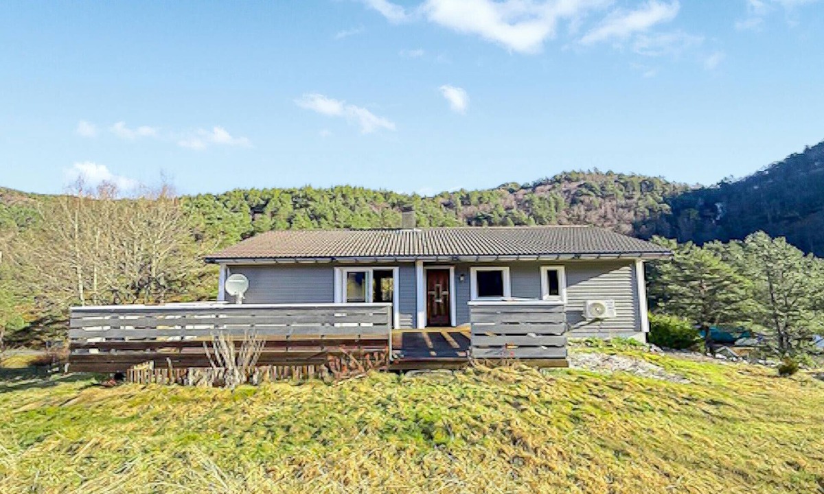 Askvoll House | Beautiful home in Kvammen with house sea view