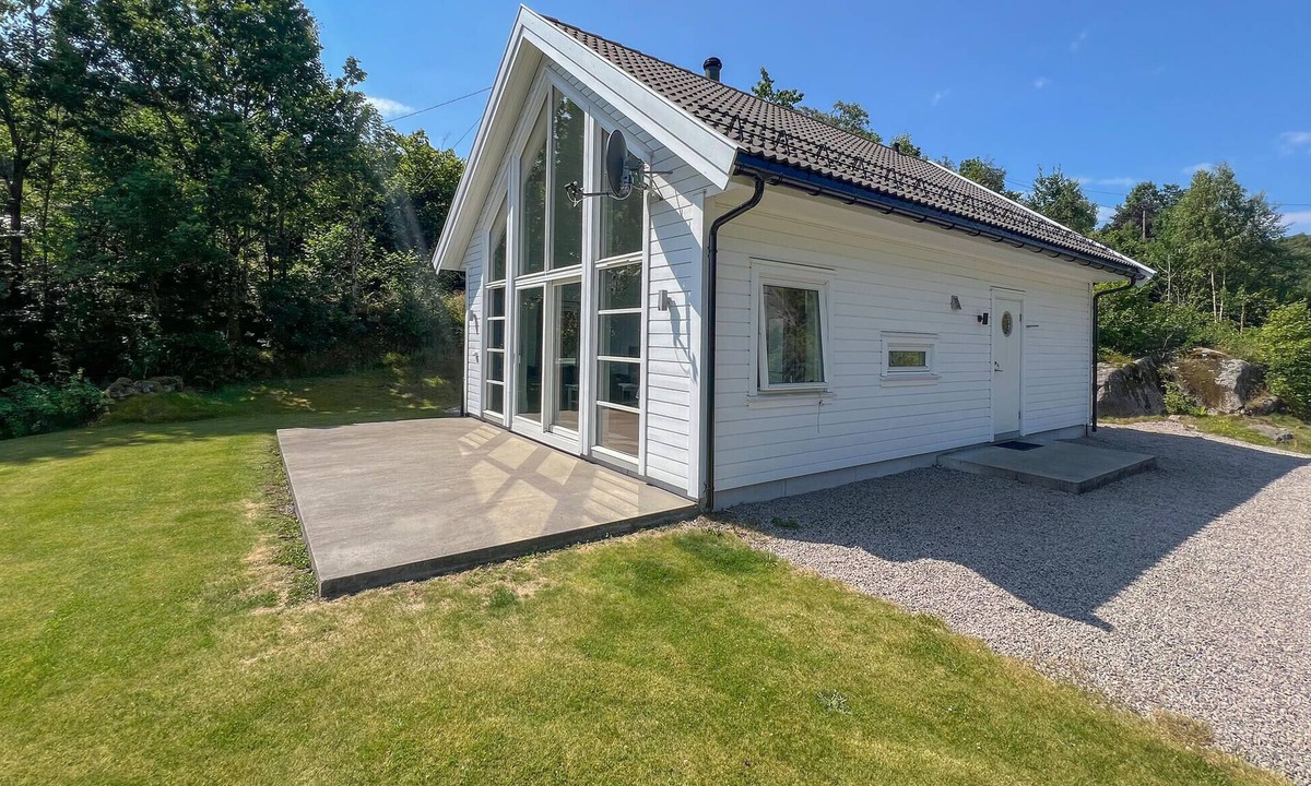 Lyngdal House | Beautiful home in Lyngdal with kitchen