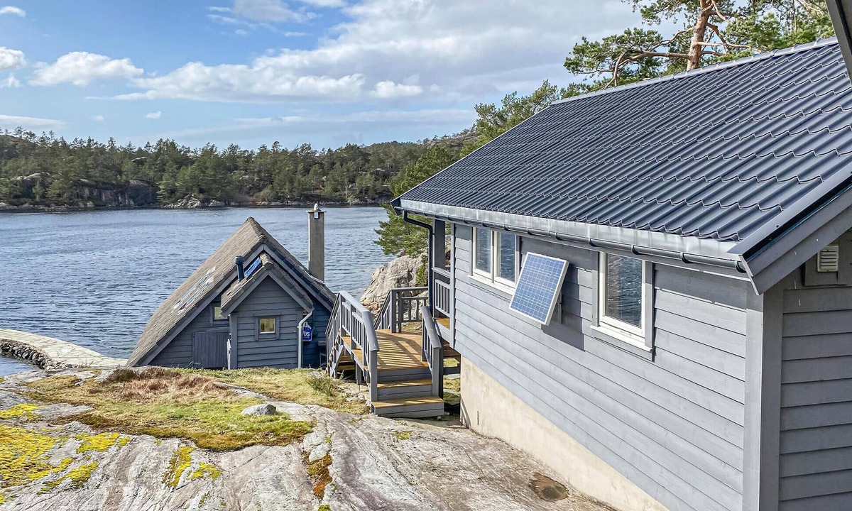 Masfjorden House | Beautiful home in Masfjorden with house sea view