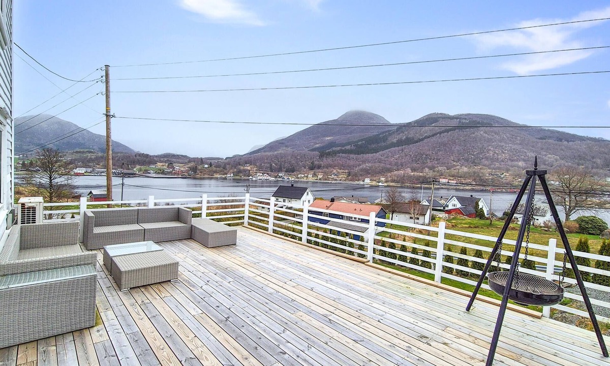 Vindafjord House | Beautiful home in Nedre Vats with house sea view