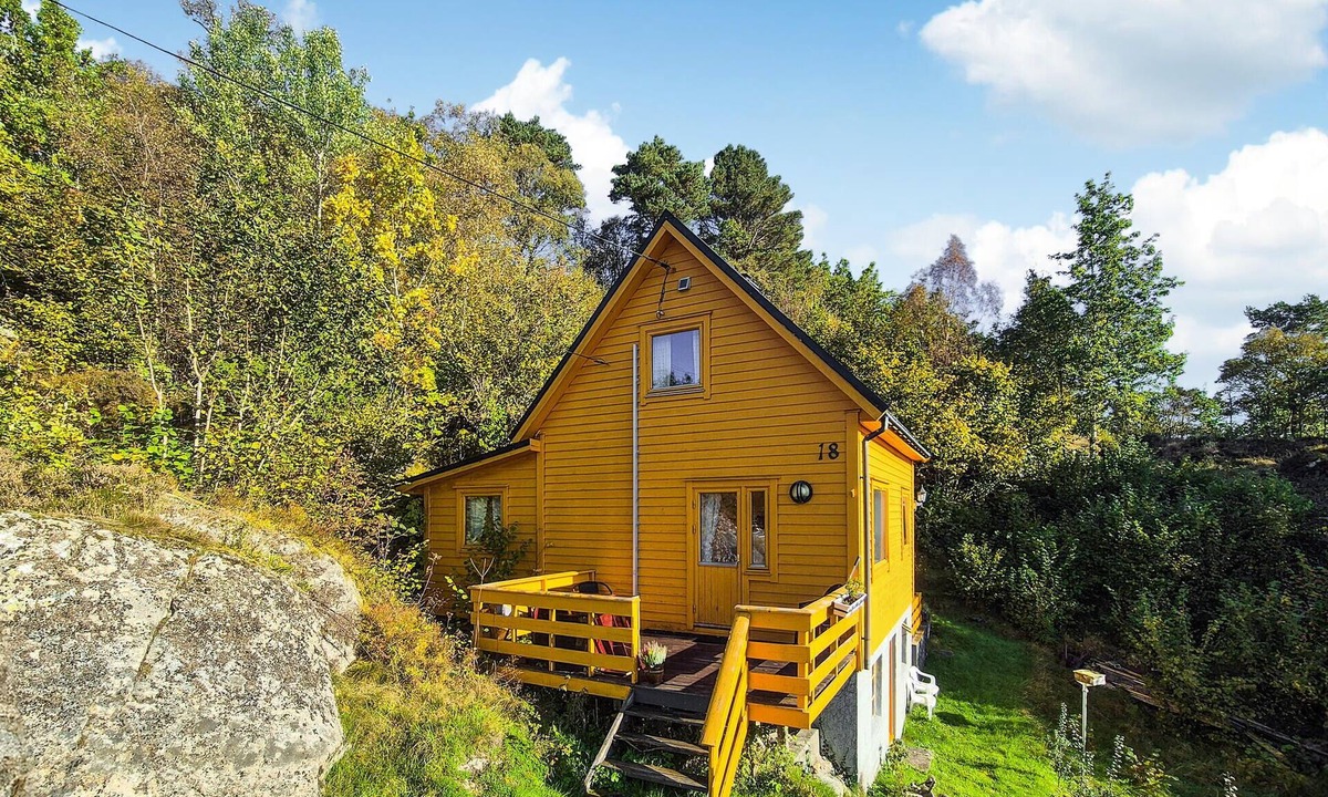 Vinnes House | Beautiful home in Reksteren with WiFi