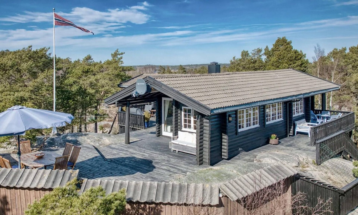 Hvaler House | Beautiful home in Skjærhalden with harbor view