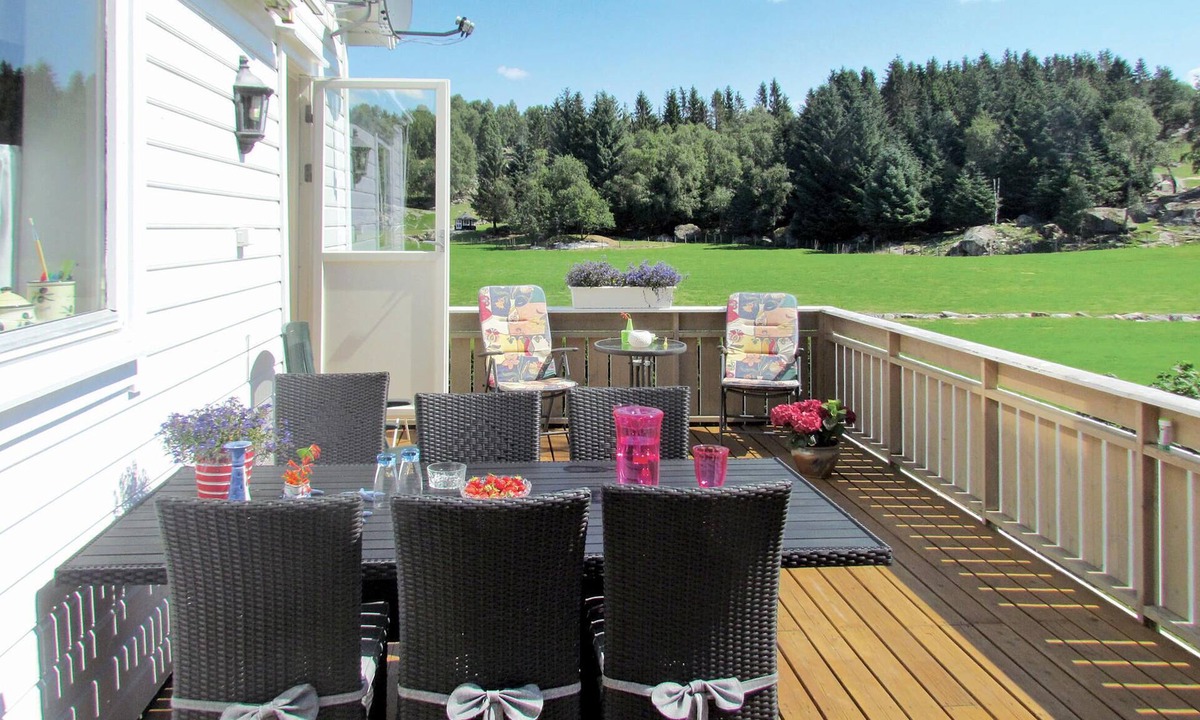 Skjold House | Beautiful home in Skjold with WiFi