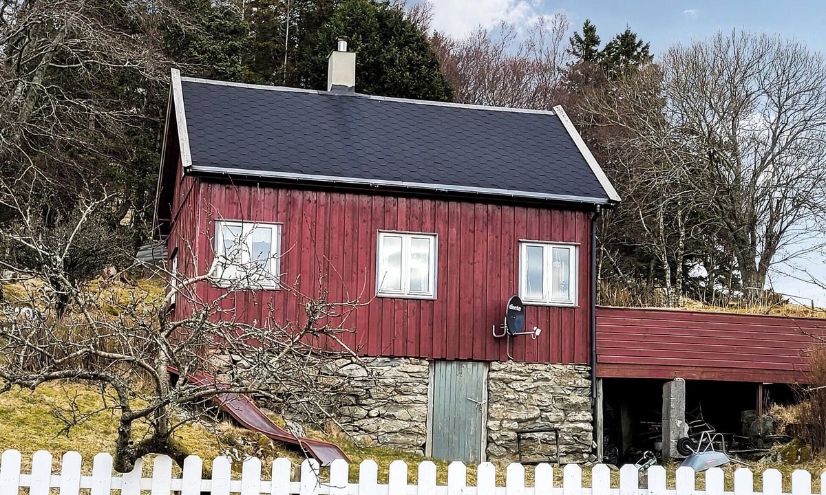 Sveio House | Beautiful home in Sveio with kitchen