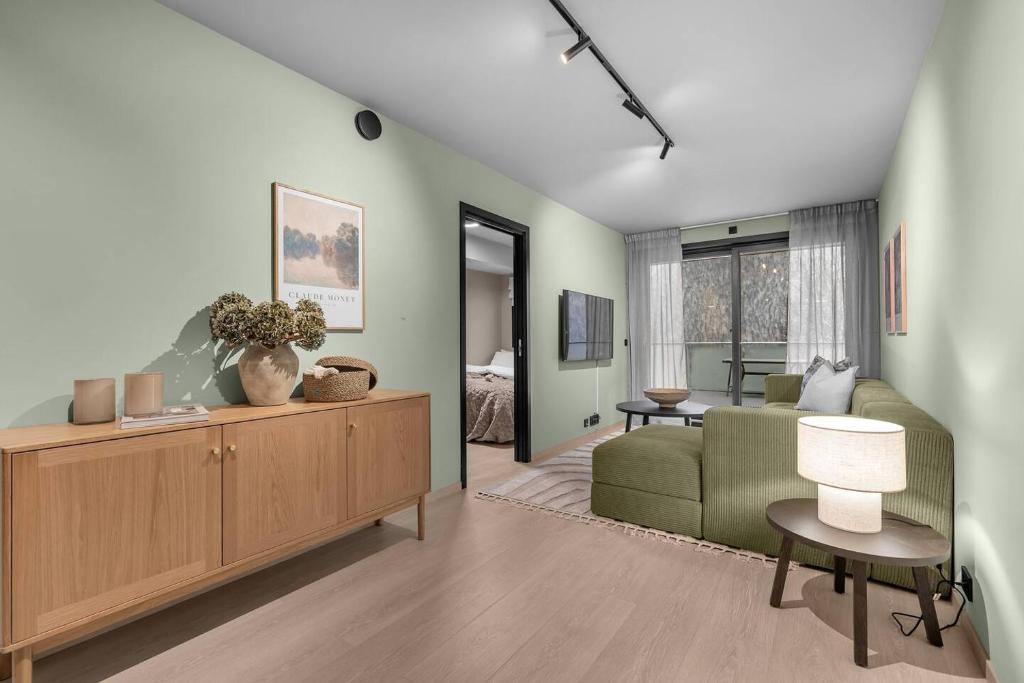 Tromsdalen Apartment | Björk Tromsø - The green lounge - a lovely home with free indoor parking!