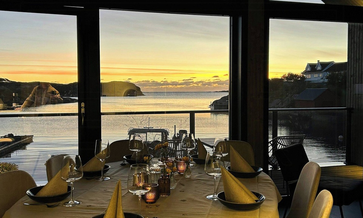 Nautnes Apartment | Boat house with sea views an hour from Bergen