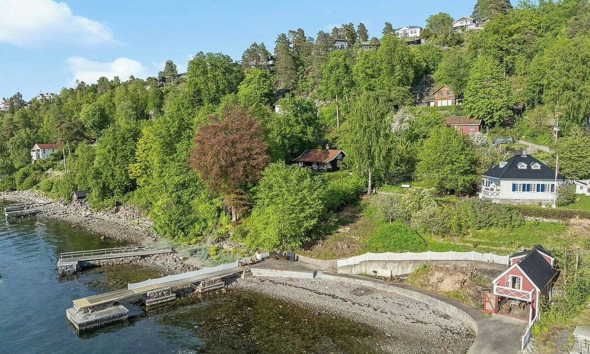 Nesoddtangen House | Boathouse with jetty and terrace views of the sea
