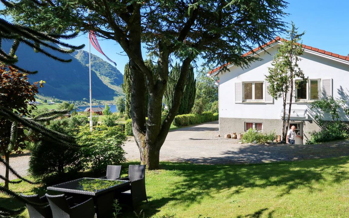 Askvoll Apartment | Breidablikk with 3 bedrooms and 1.5 bathrooms