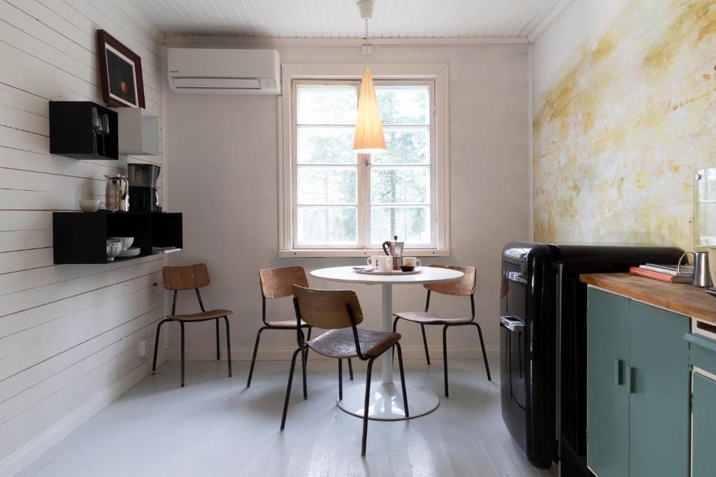Raseborg Apartment | Bright and atmospheric apartment in a hundred year-old log house