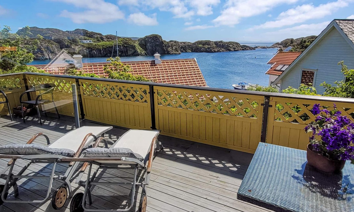 Bomlo House | Bright cottage with panoramic view and own boat, beautifully located on a small hill just 30 meters