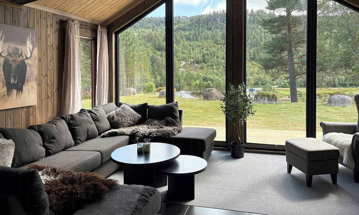 Valle House | Cabin by Løfjell with ski tracks from the door