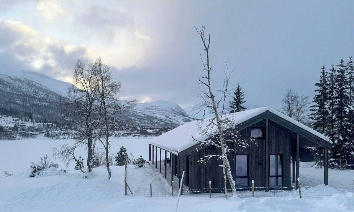 Sykkylven House | Cabin by Nysætervatnet surrounded by mountains