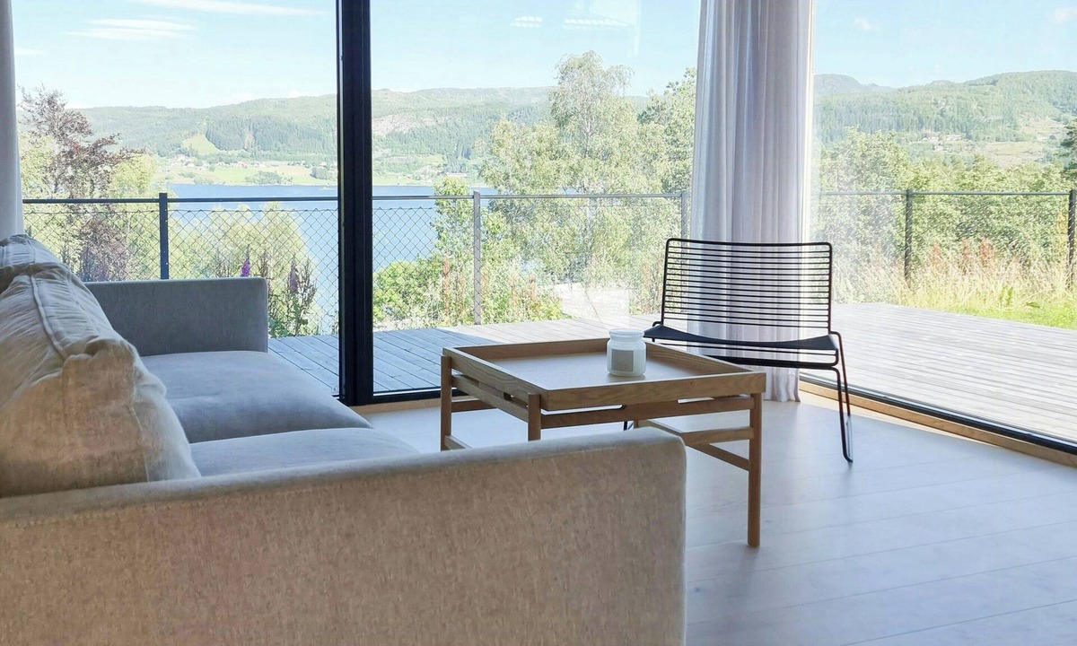 Hjelmeland House | Cabin by the fjord with rooftop terrace on Randøy
