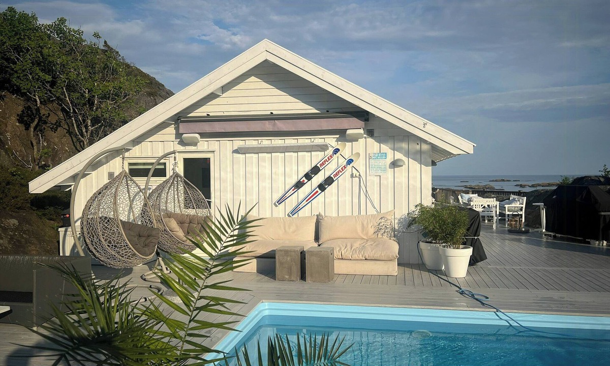 Nevlunghavn House | Cabin with fjord view and pool
