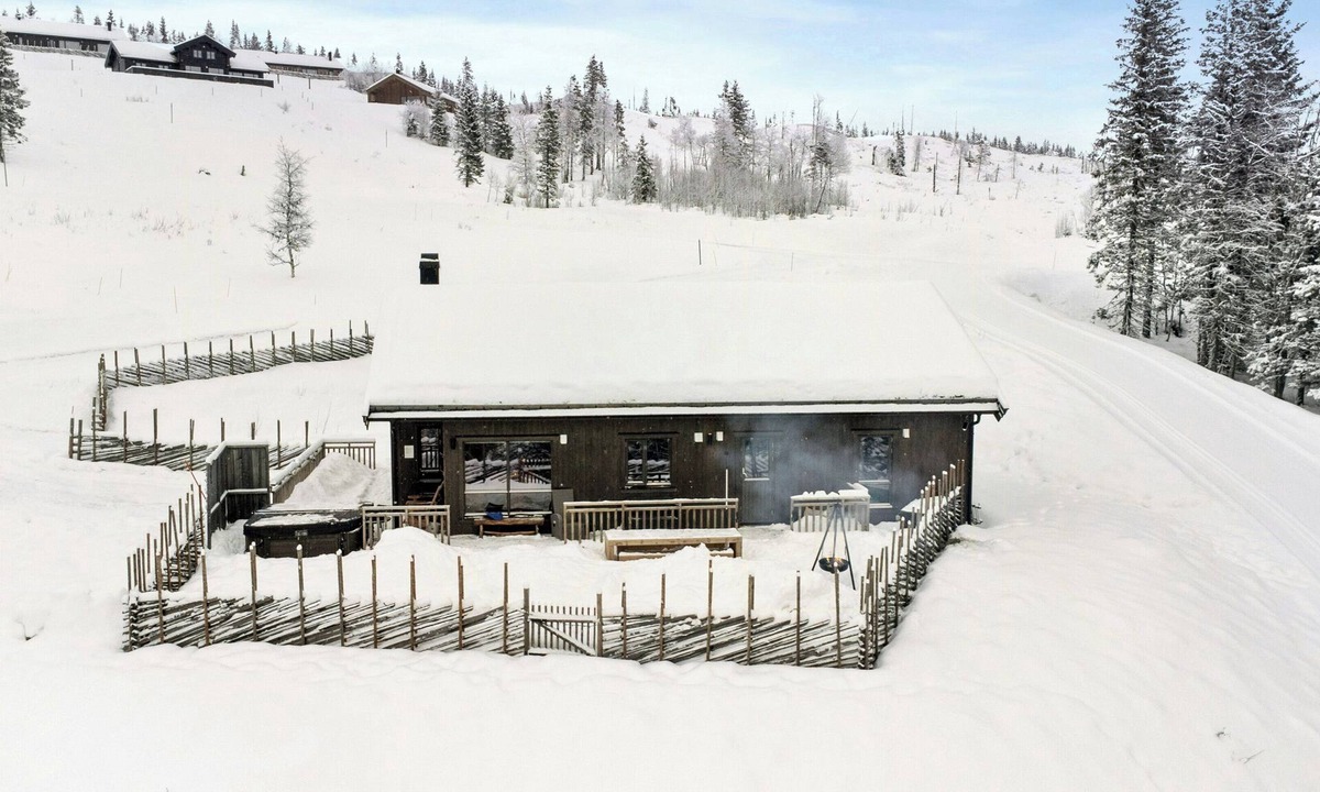 Skeikampen House | Cabin with forest edge views