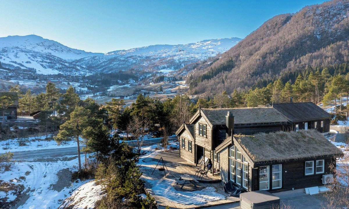 Sauda House | Cabin with hot tub and fjord views in Sauda