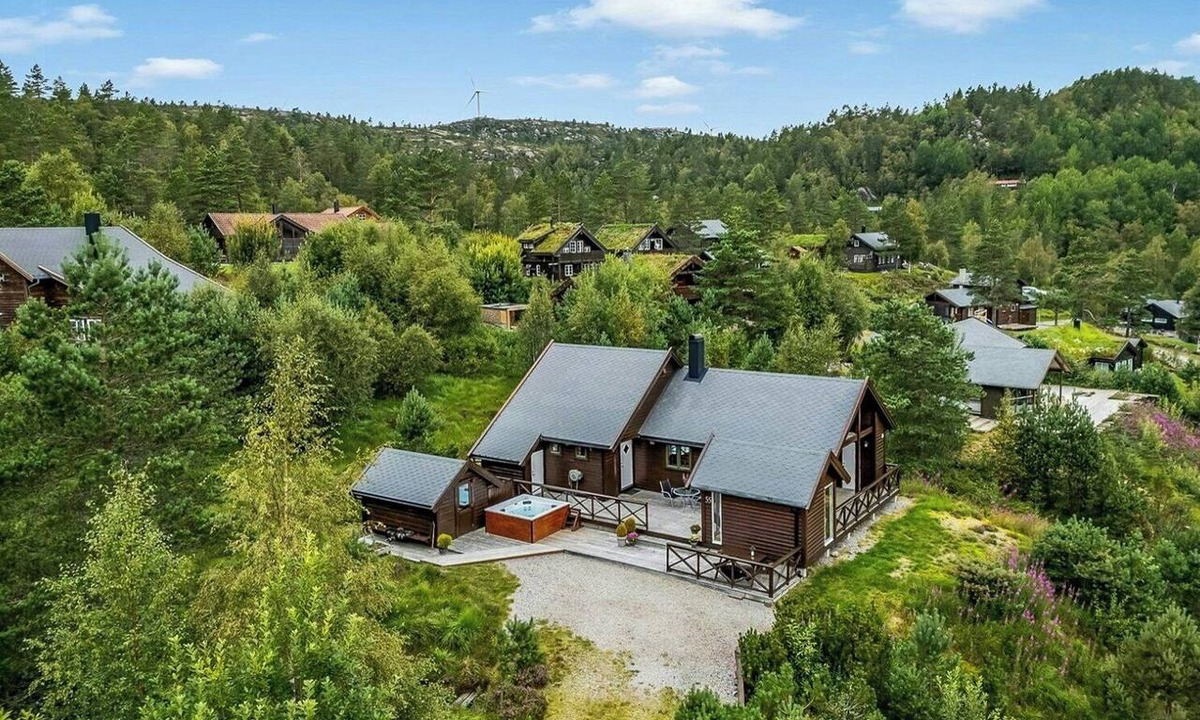 Kvinesdal House | Cabin with jacuzzi and stream in Krågeland